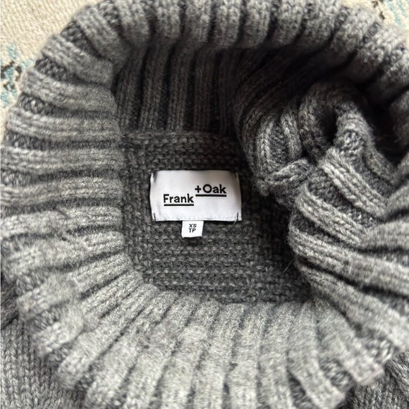 Cozy gray Frank & Oak turtleneck - Picture 2 of 4